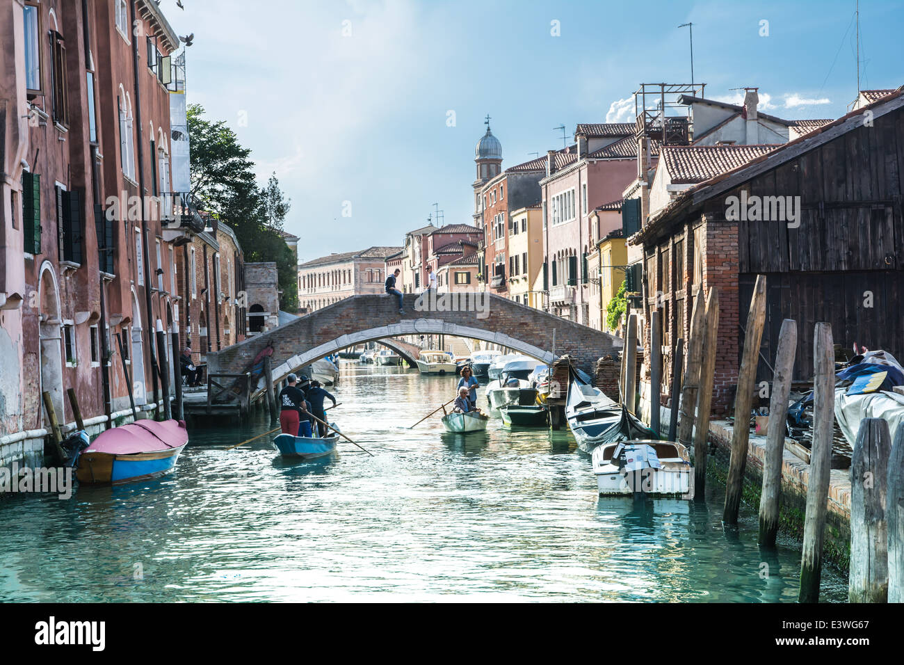Venedig, Italien-1. Mai, 2014:scenes des täglichen Lebens in Venezia. Menschen in Bewegung ins Boot und durch die engen Gassen von der tow Stockfoto