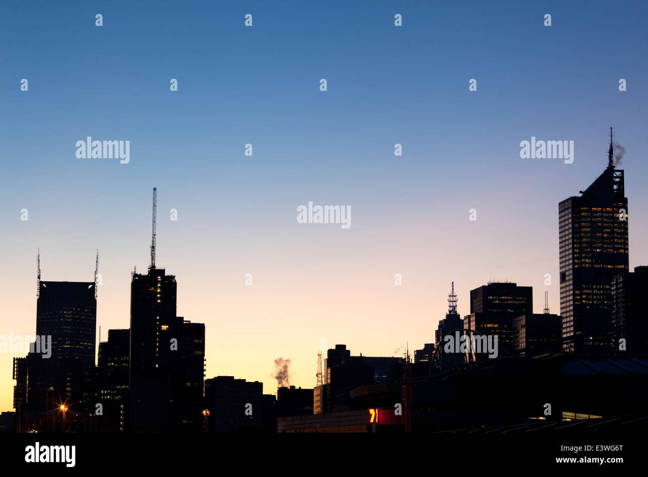 Melbourne Stadtzentrum in Australien, Bild der Skyline Silhouette mit Morgen blaue Himmel moderne australische Architektur. Stockfoto