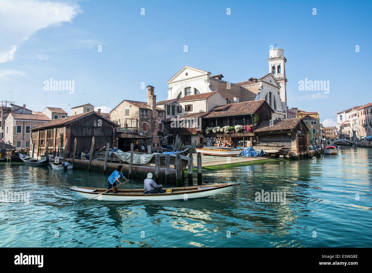 Venedig, Italien-1. Mai, 2014:scenes des täglichen Lebens in Venezia. Menschen in Bewegung ins Boot und durch die engen Gassen von der tow Stockfoto
