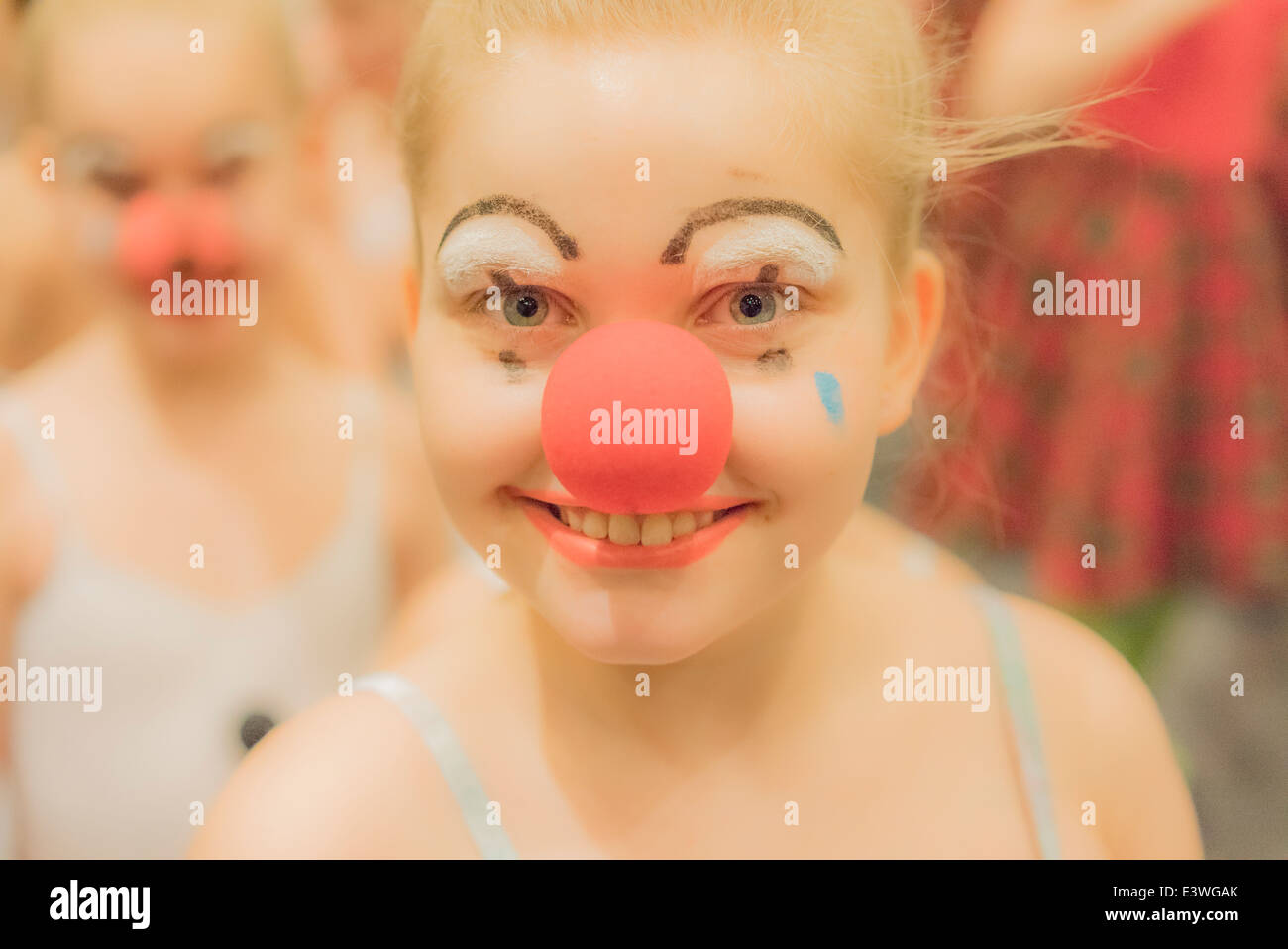 Jungen Ballerina gekleidet mit Clown Make-up, während das Kinderfestival, Reykjavik, Island Stockfoto