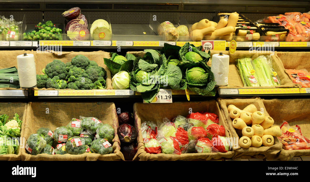 Obst und Gemüse im Regal Stockfoto