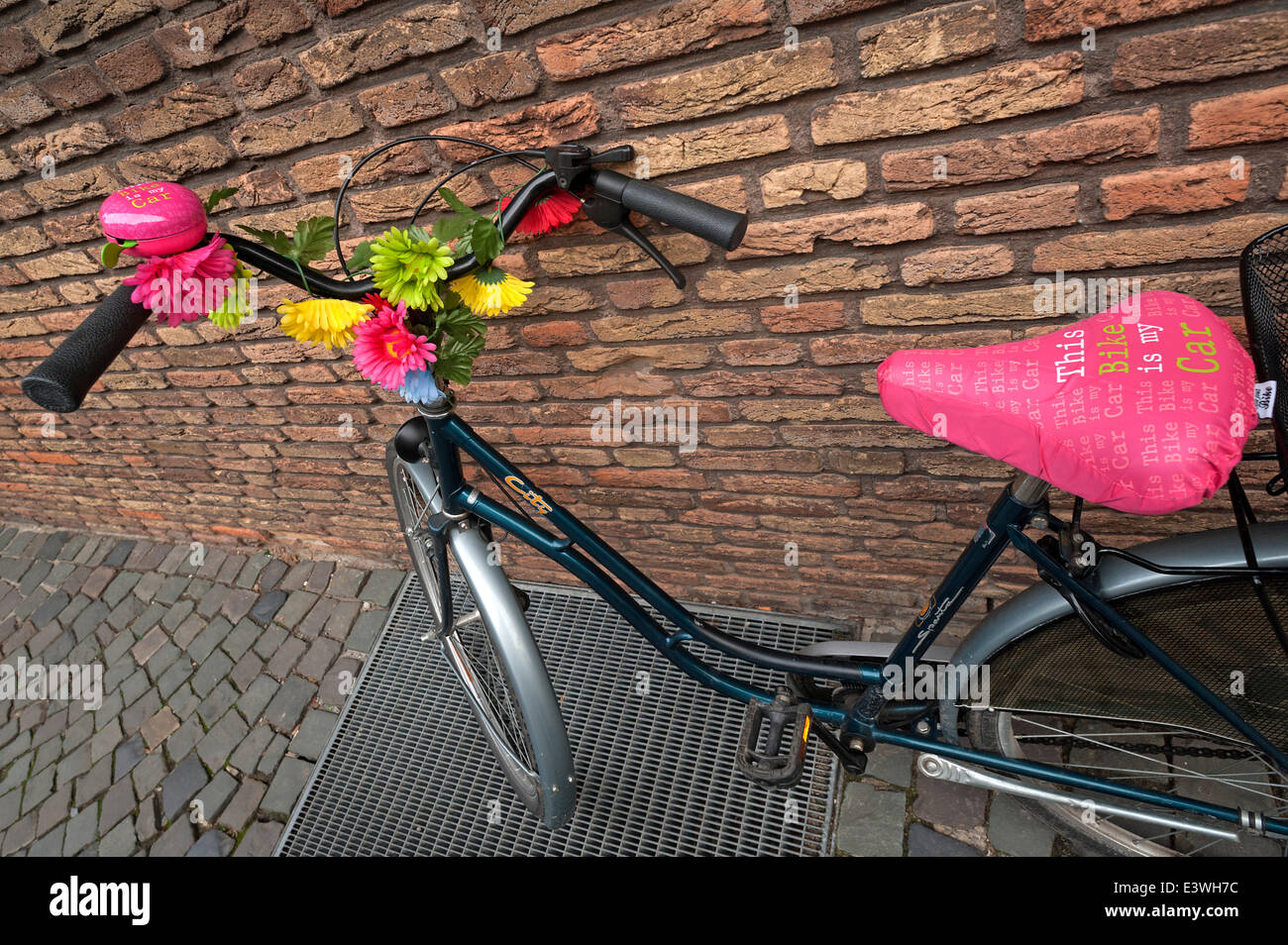 Fahrrad mit blumen geschmückt -Fotos und -Bildmaterial in hoher Auflösung –  Alamy