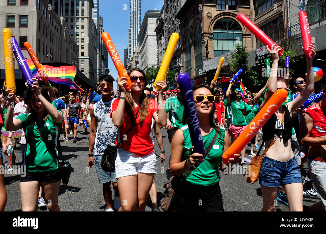 NYC: Demonstranten von GOOGLE bei der 2014 Gay Pride Parade auf der Fifth Avenue Stockfoto