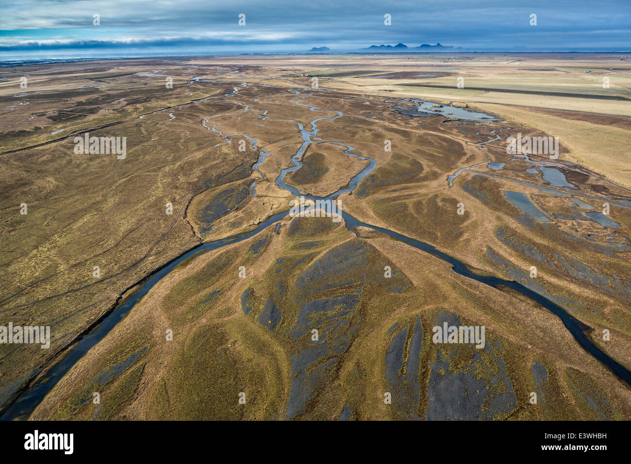 Luftaufnahme von Flüssen, Erde Dämme und Ackerland, Westmand Inseln im Hintergrund, Island Stockfoto
