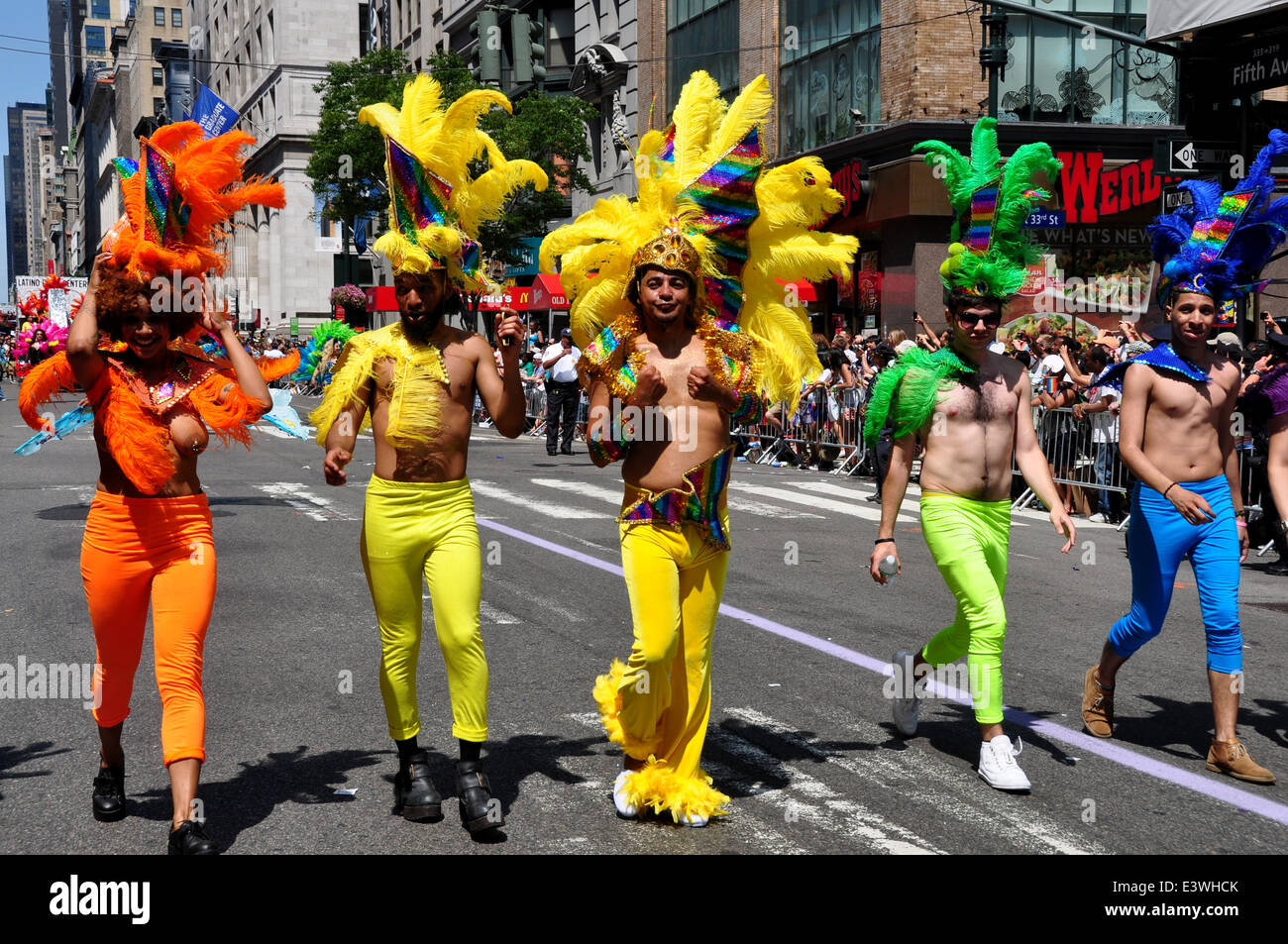 NYC: Bunt gekleidete Demonstranten des Latino-stolz-Center an der 2014 Gay Pride Parade auf der Fifth Avenue Stockfoto