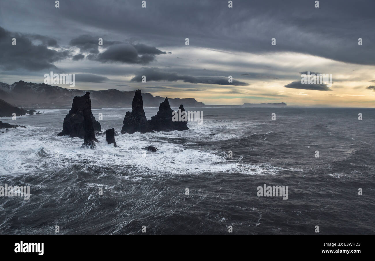 Basalt Felsnadeln und Wellen am Reynisfjara Strand von Vik in Myrdal, Süden von Island. Stockfoto