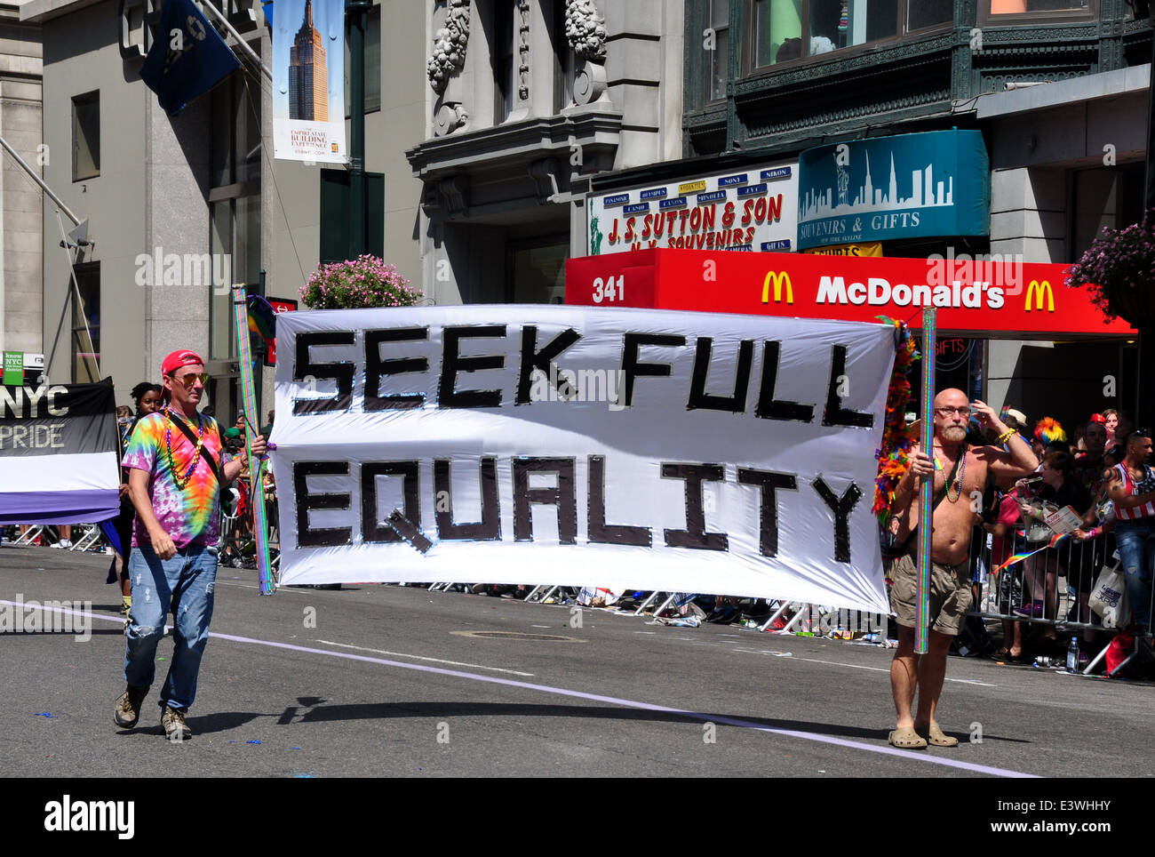 NYC: Zwei Männer mit einem Schild sucht volle Gleichberechtigung bei der 2014 Gay Pride Parade auf der Fifth Avenue Stockfoto