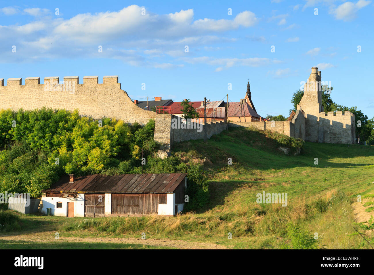 Szydłów - Altstadt mit mittelalterlichen Zentrum, Ruinen der Burg und eine 700 Meter lange Wehrmauer, Woiwodschaft Świętokrzyskie, Polen. Stockfoto