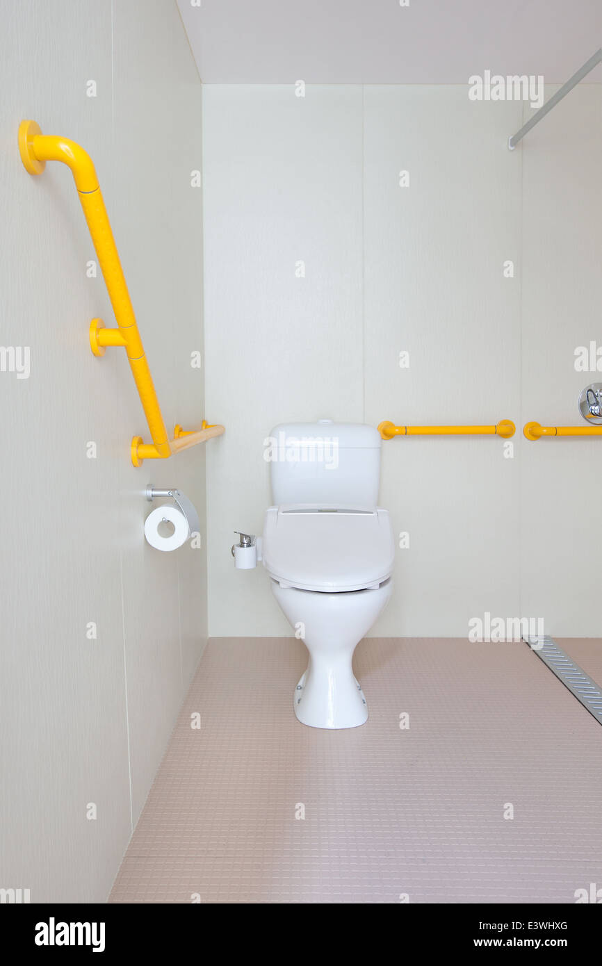 Behinderte sauber kompakte moderne Badezimmer neue Werbung. einschließlich - Spiegel, Dusche, Waschbecken, Toilette, Fliesen kubisch, Lagerung. Stockfoto