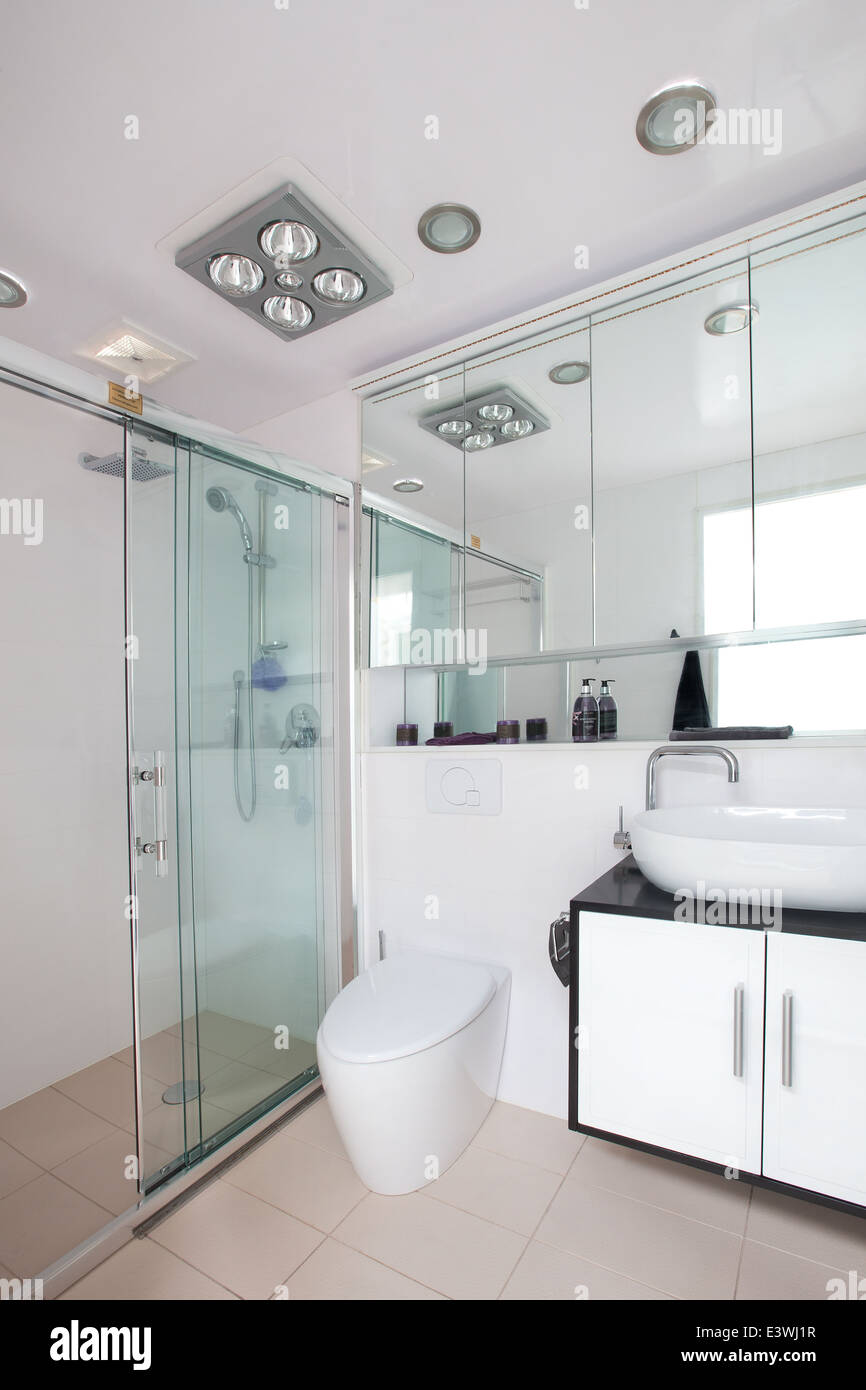 saubere kompakte moderne Badezimmer neue Werbung. einschließlich - Spiegel, Dusche, Waschbecken, Toilette, Fliesen kubisch, Lagerung. keine Menschen. Stockfoto