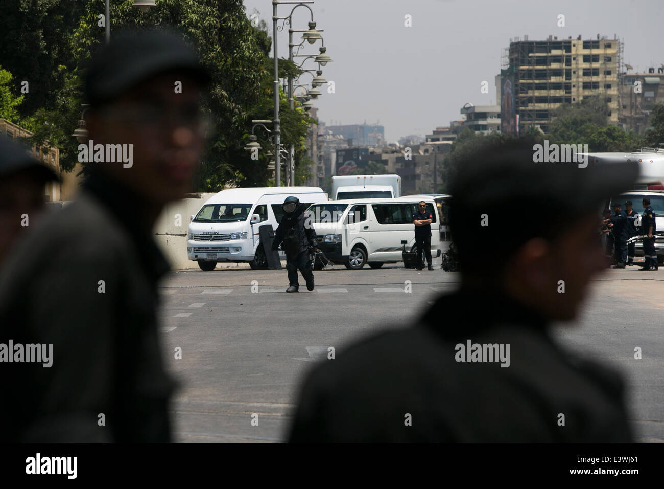 Kairo, Ägypten. 30. Juni 2014. Eine Bombenträumexperte untersucht nahe dem Präsidentenpalast in Kairo, Ägypten, 30. Juni 2014. Zwei Polizisten wurden getötet und mehrere andere Sicherheitskräfte verwundet in zwei Explosionen in der Nähe der Präsidentenpalast in Kairo. Keine Gruppe hat noch Verantwortung für die Angriffe behauptet. Bildnachweis: Xinhua/Alamy Live-Nachrichten Stockfoto