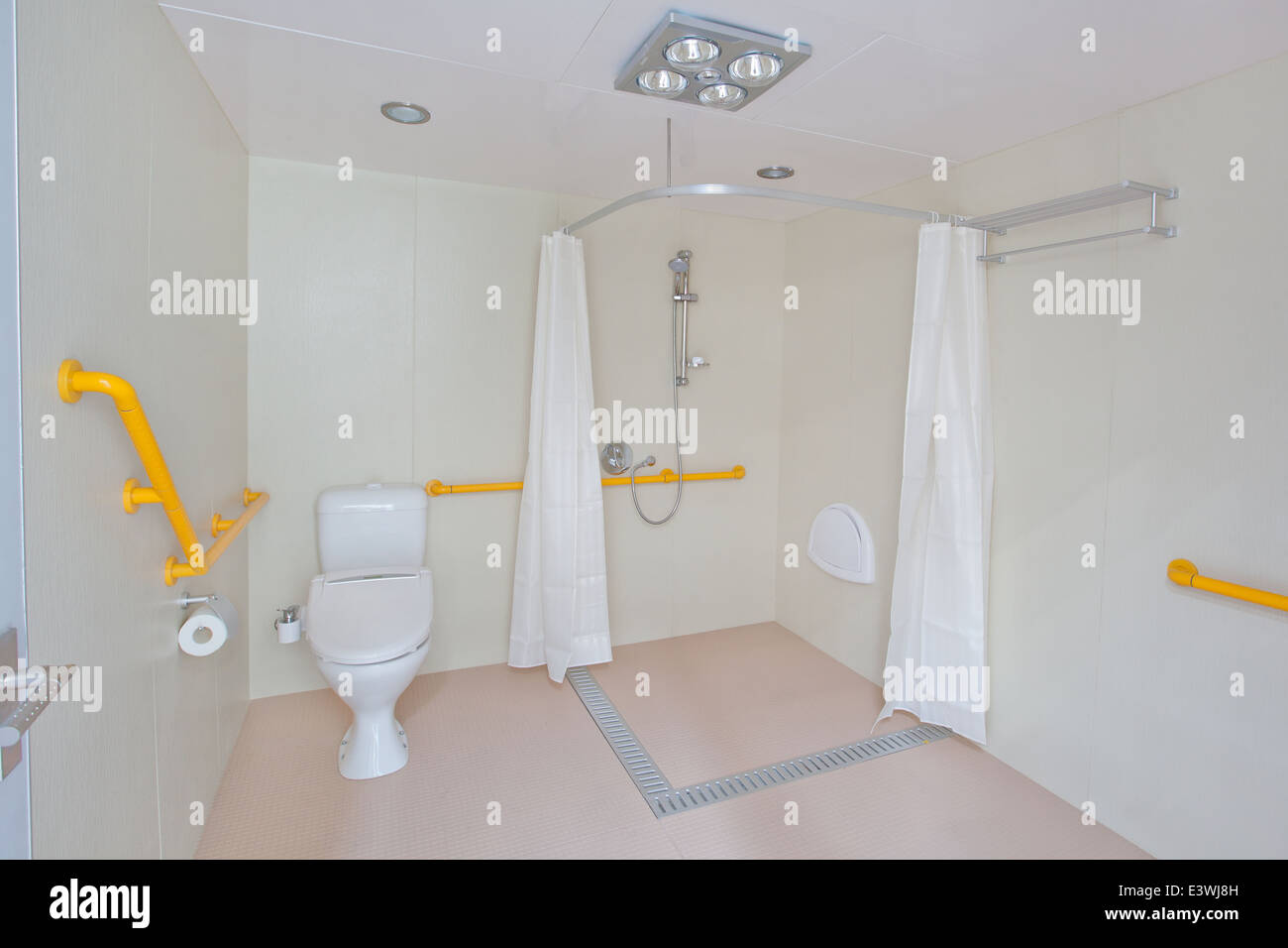Behinderte sauber kompakte moderne Badezimmer neue Werbung. einschließlich - Spiegel, Dusche, Waschbecken, Toilette, Fliesen kubisch, Lagerung. Stockfoto