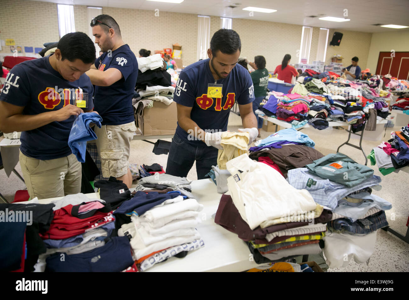 College-Studenten und Brüderlichkeit Mitglieder freiwillige-Zeit Organisation gespendet Kleidung ins Tierheim in McAllen, Texas Stockfoto