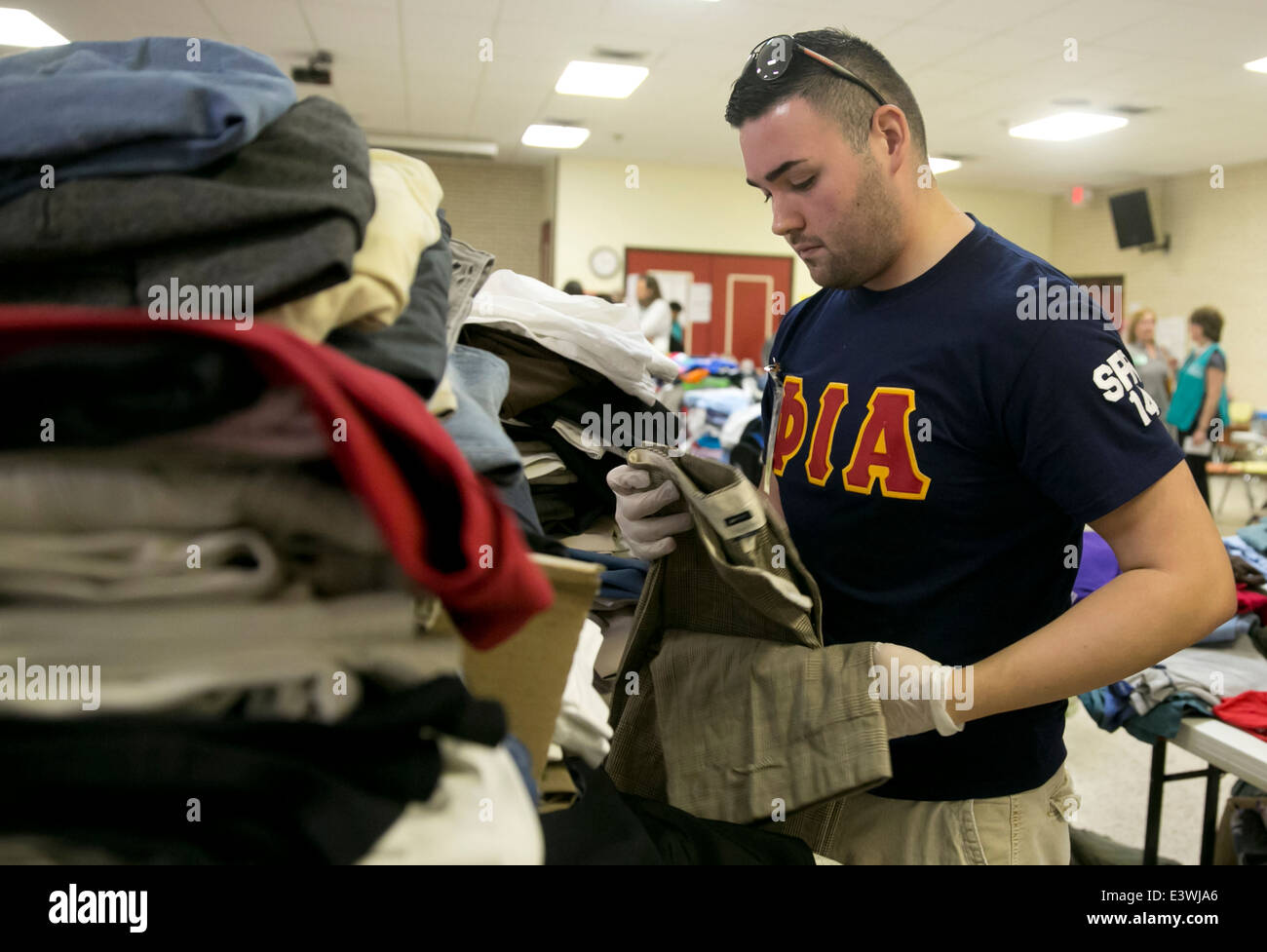 College-Studenten und Brüderlichkeit Mitglieder freiwillige-Zeit Organisation gespendet Kleidung ins Tierheim in McAllen, Texas Stockfoto