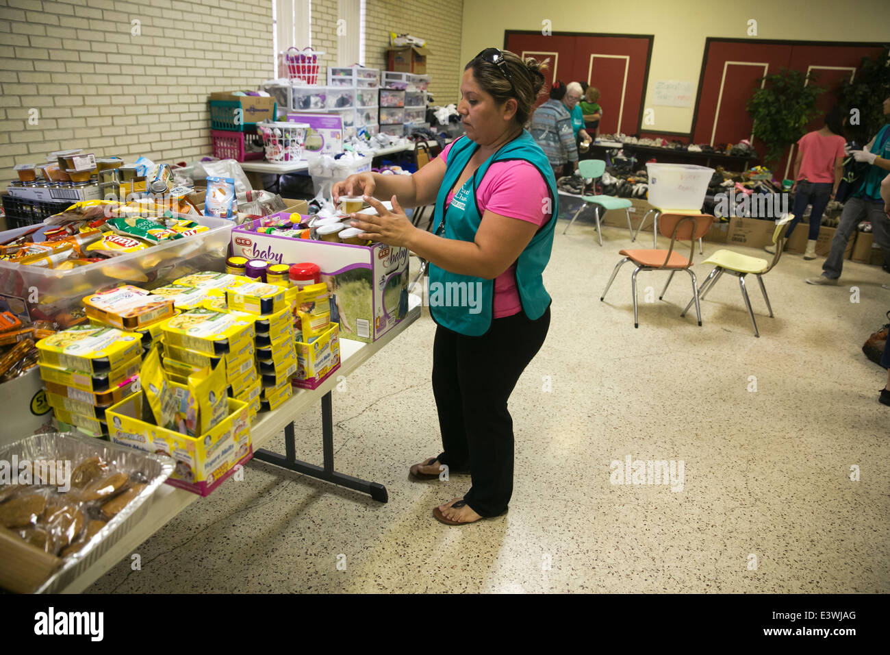 Freiwillige im katholischen Nächstenliebe Tierheim in McAllen, Texas. Welle von Einwanderern aus Mittelamerika überquerte die Grenze zwischen Texas und Mexiko Stockfoto