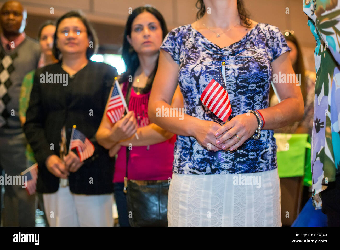Sterling Heights, Michigan, USA - Einwanderer werden als neue Bürger der Vereinigten Staaten vereidigt. Stockfoto
