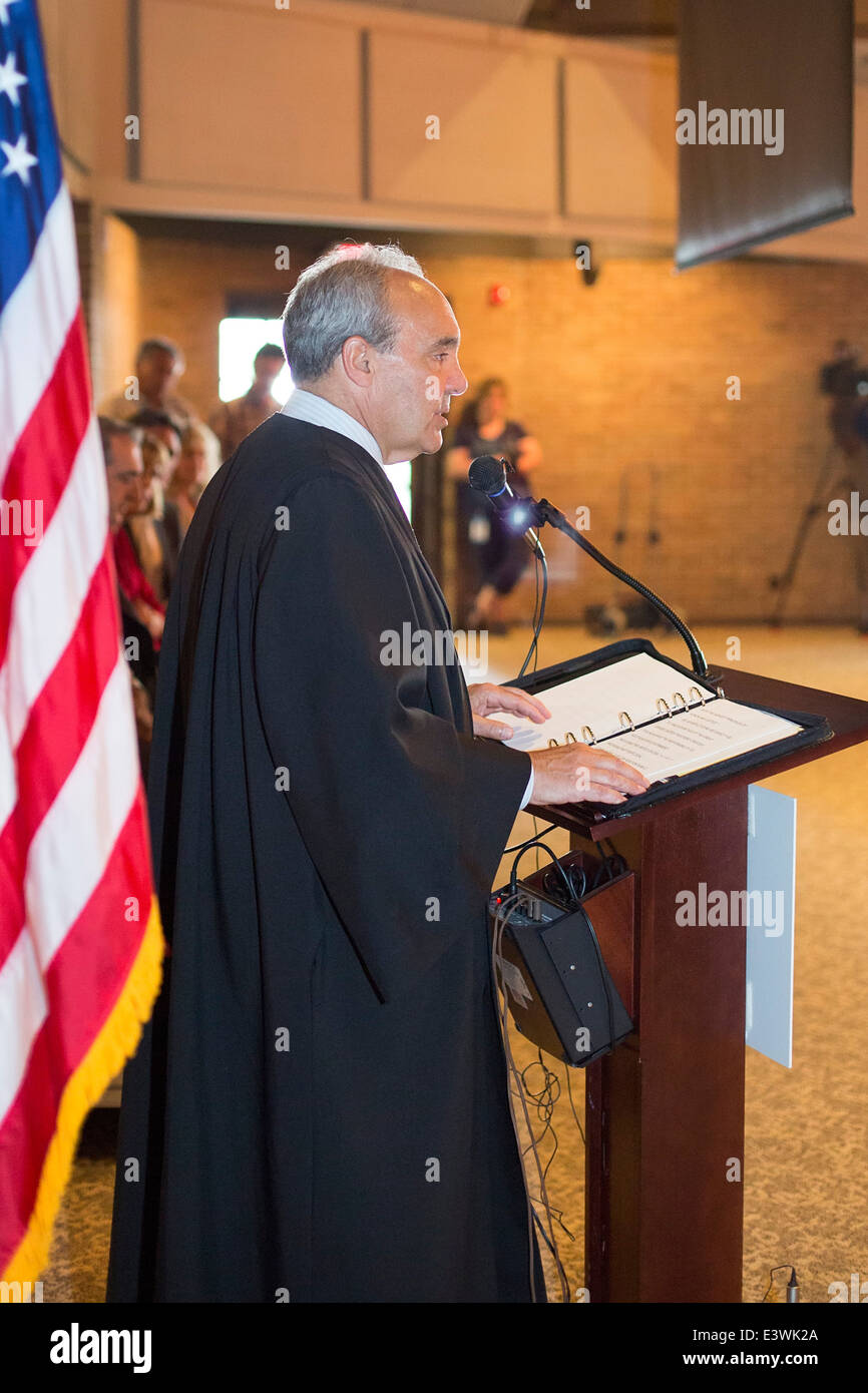 Richter George Caram Steeh, ein Bundesrichter von Eastern District of Michigan, führt den Vorsitz in einer Einbürgerung-Zeremonie Stockfoto