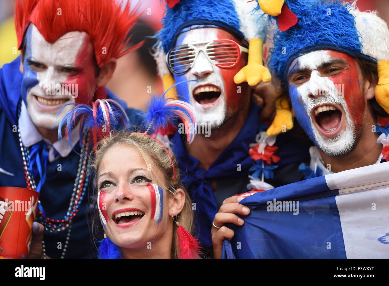 Brasilia, Brasilien. 30. Juni 2014. Unterstützer von Frankreich jubeln vor der FIFA WM 2014 Runde der 16 Spiel zwischen Frankreich und Nigeria im Estadio Nationalstadion in Brasilia, Brasilien, am 30. Juni 2014. Bildnachweis: Dpa picture Alliance/Alamy Live News Stockfoto