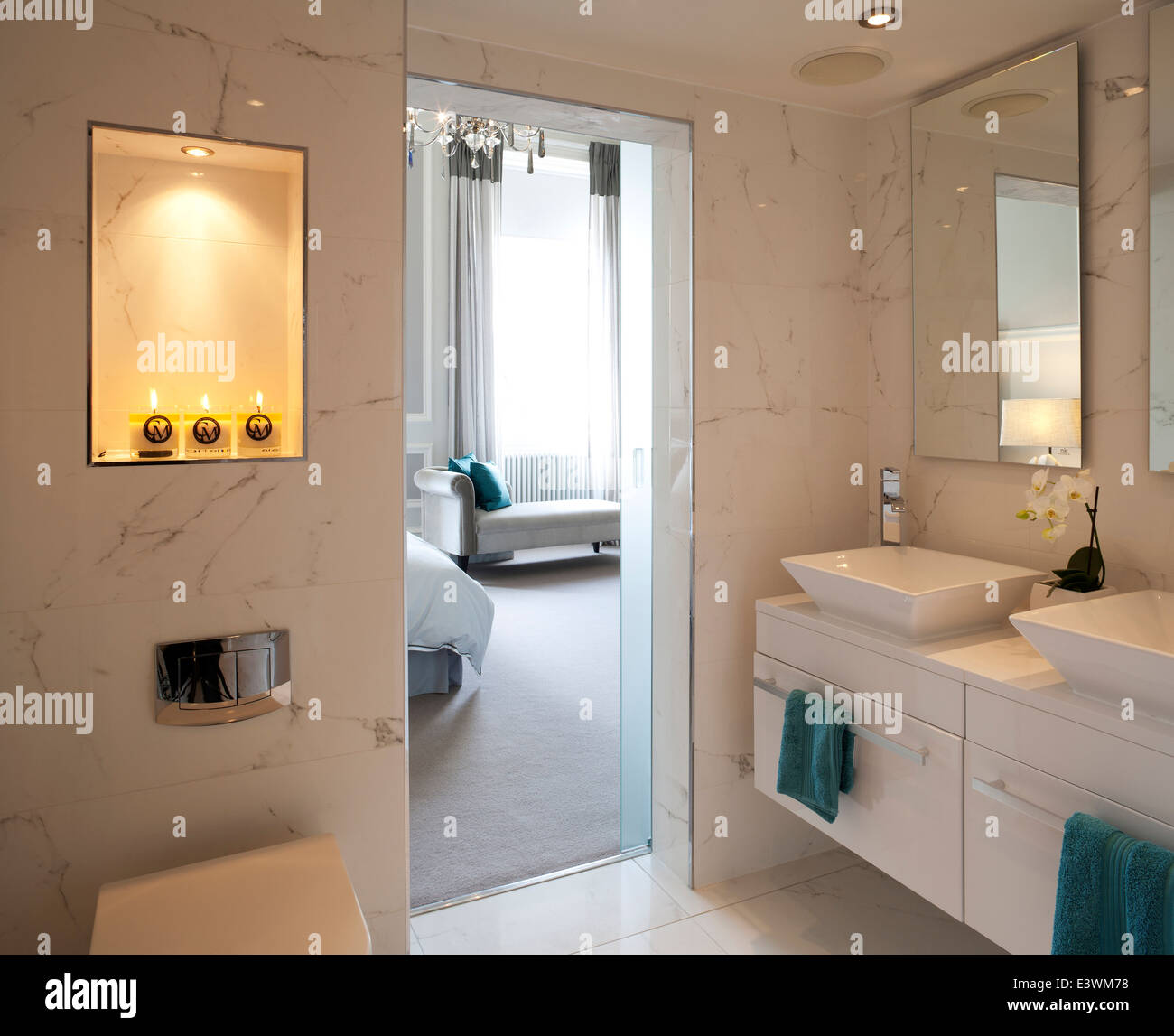 En-suite Badezimmer mit Blick zum Schlafzimmer, Devonshire Terrace, Glasgow, Scotland, UK Stockfoto