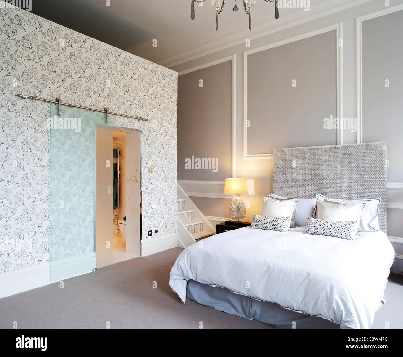 Schlafzimmer mit Bad im Zimmer, Devonshire Terrace, Glasgow, Scotland, UK Stockfoto