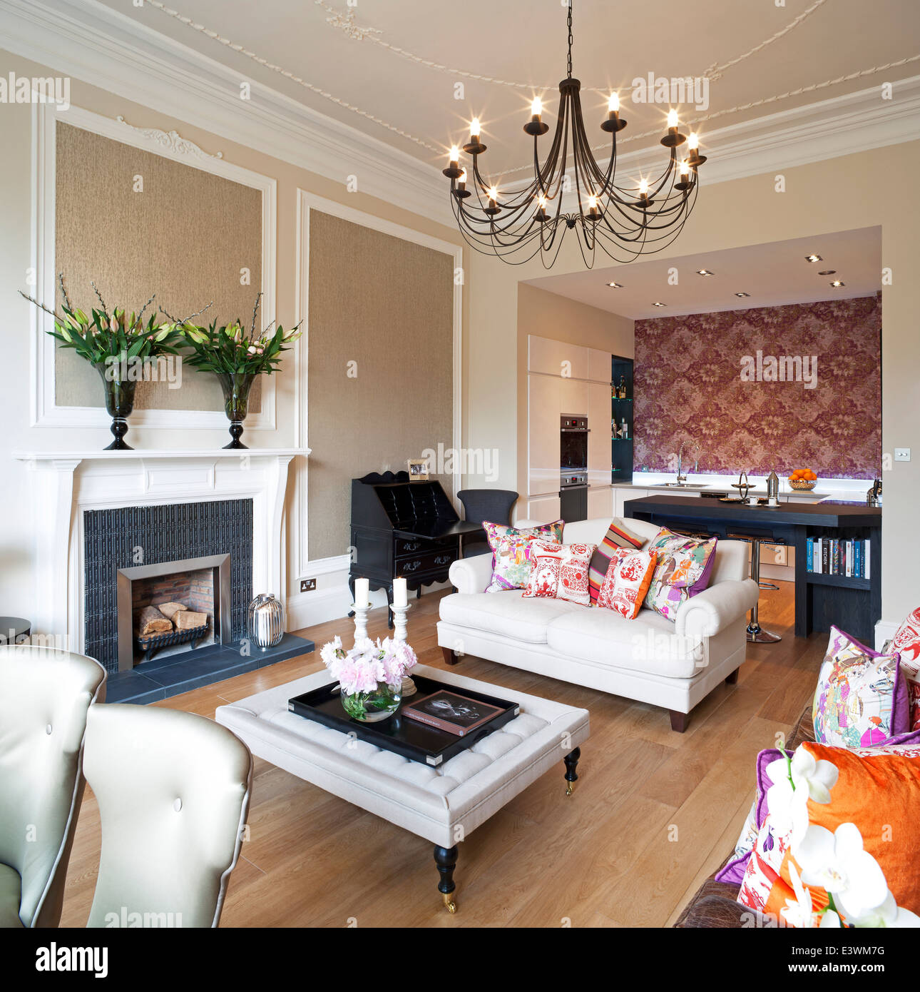 Wohnzimmer mit Küche hinaus Devonshire Terrasse, Glasgow, Schottland, Vereinigtes Königreich Stockfoto