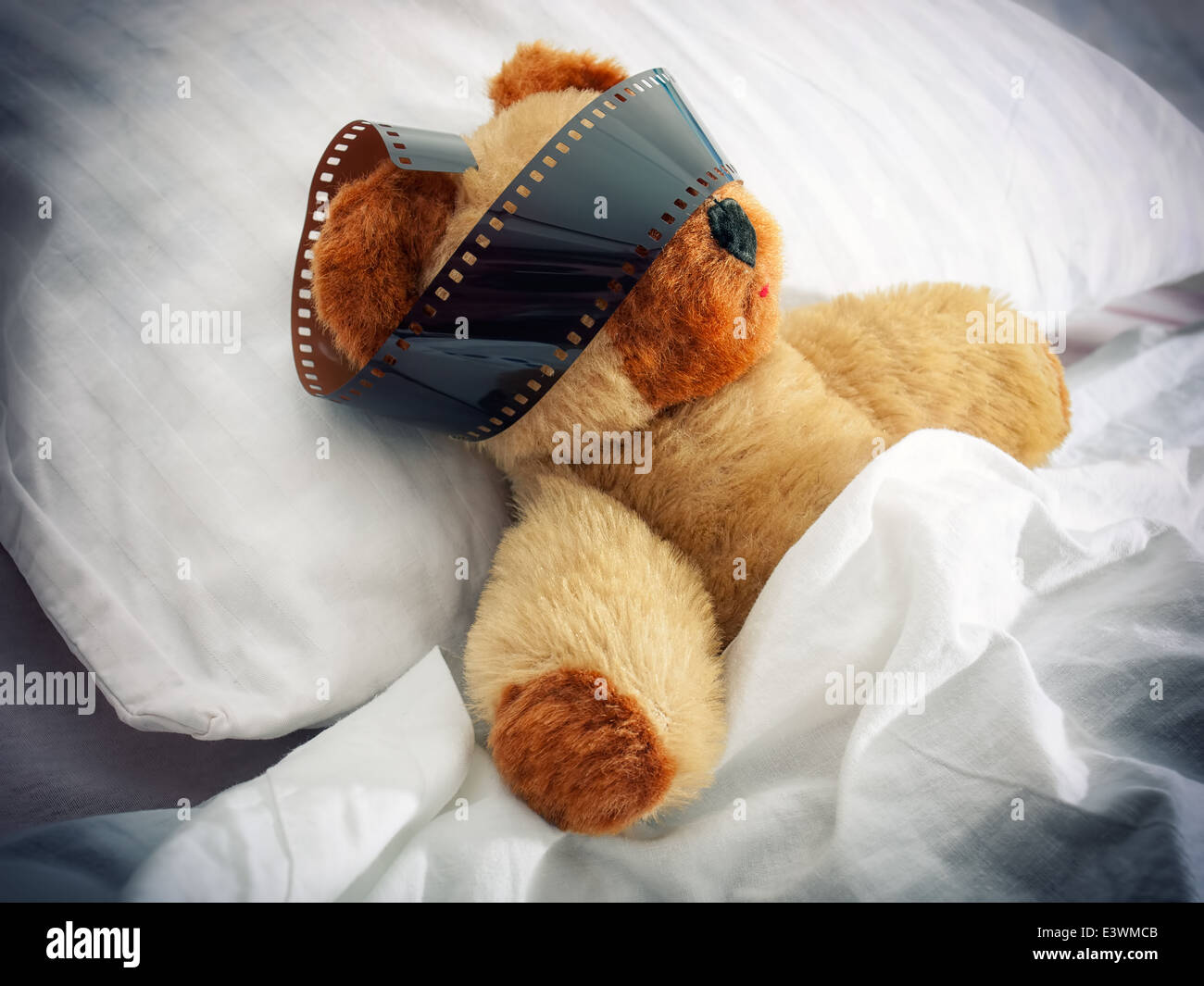 Teddy-Bär hat einige lebhafte fast Film Träume während des Schlafes. Stockfoto