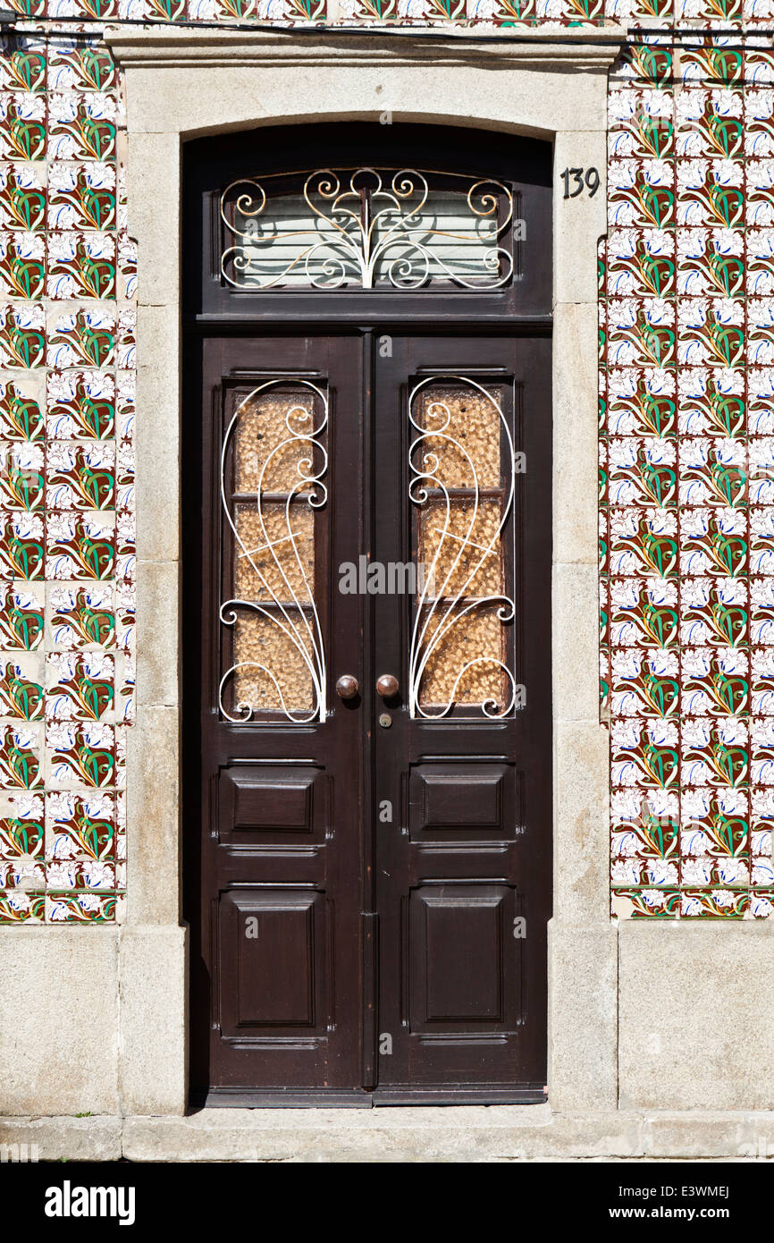 Florale Motive auf Azulejos Kacheln gemalt umgeben eine herkömmliche Tür in Ilhavo, Aveiro, Portugal Stockfoto