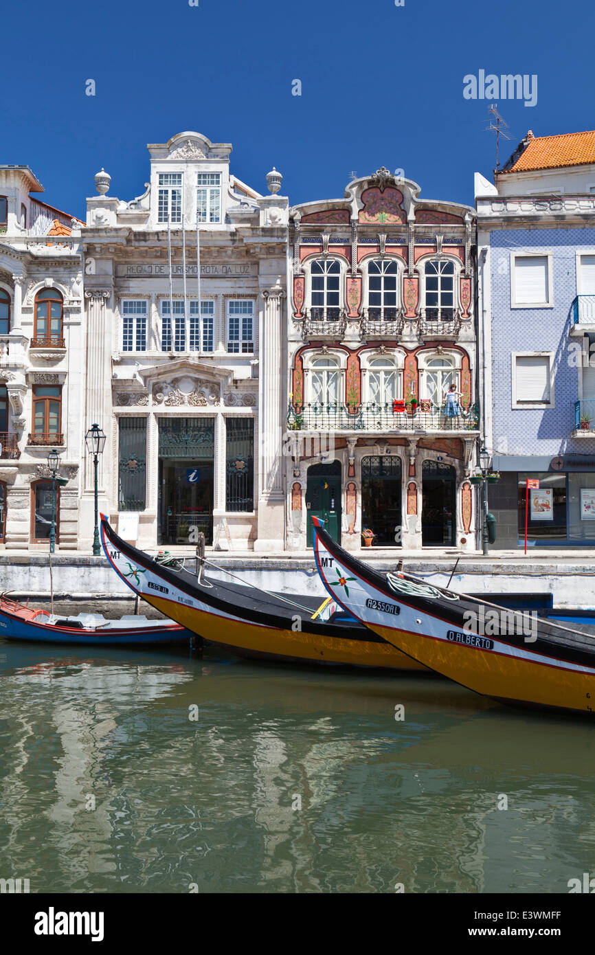 Jugendstil-Gebäude und der Bug des traditionellen Moliceiros Boote vertäut am Kanal in Aveiro, Portugal Stockfoto