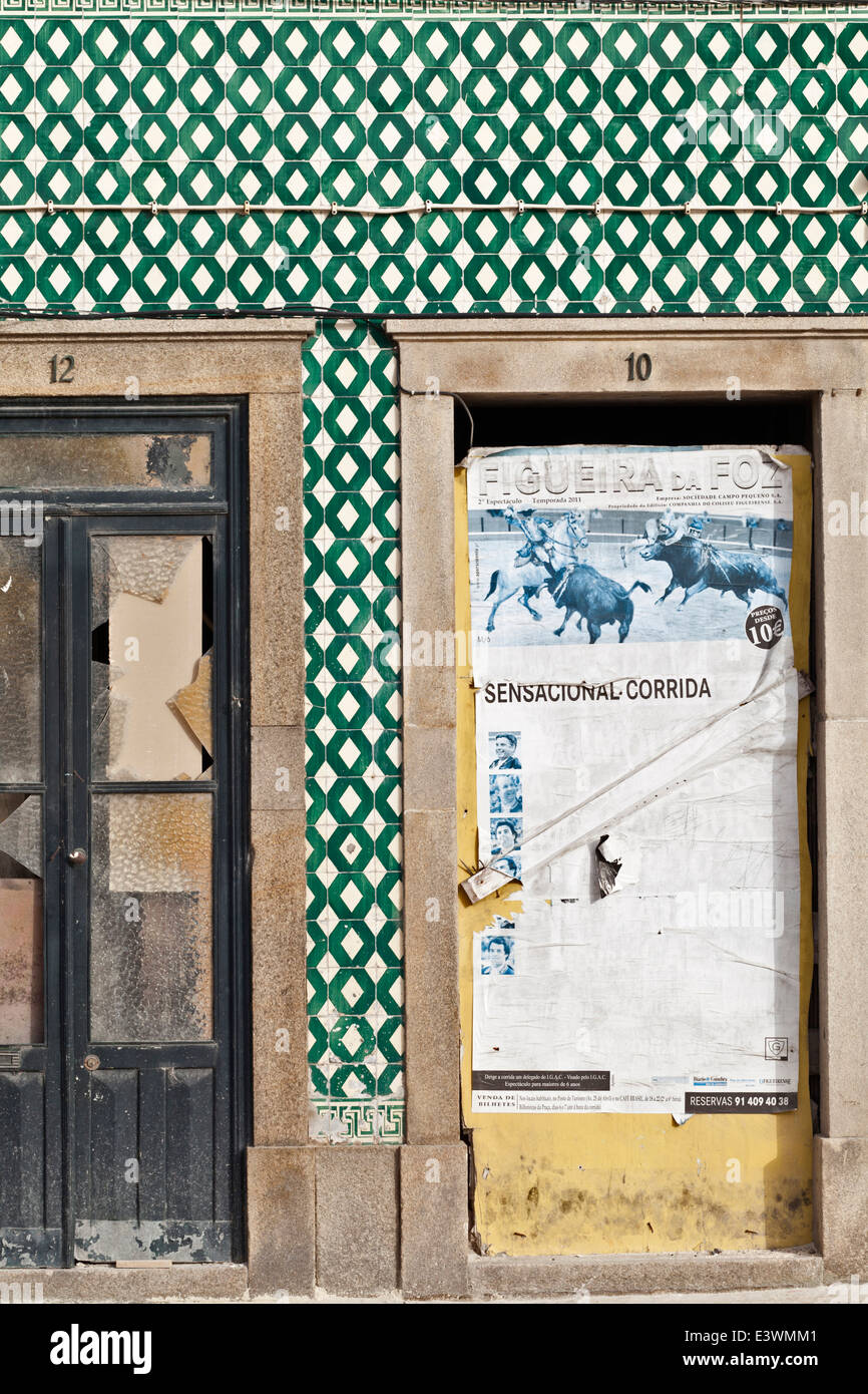Traditionellen Azulejos Kacheln umgeben alte Türen in Ilhavo, Aveiro, Portugal Stockfoto