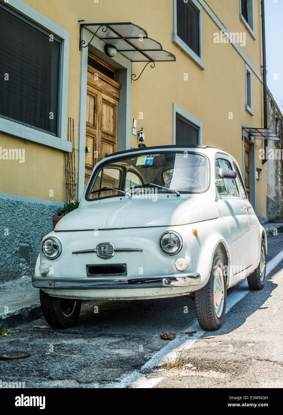 Weiße kleine Vintage Fiat Abarth. Sünde-Licht Stockfoto