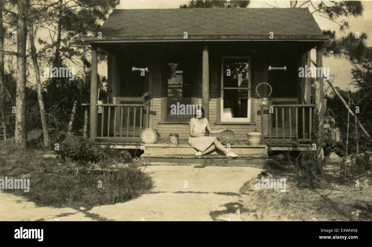 Paula Manley mit Körben im cottage Stockfoto