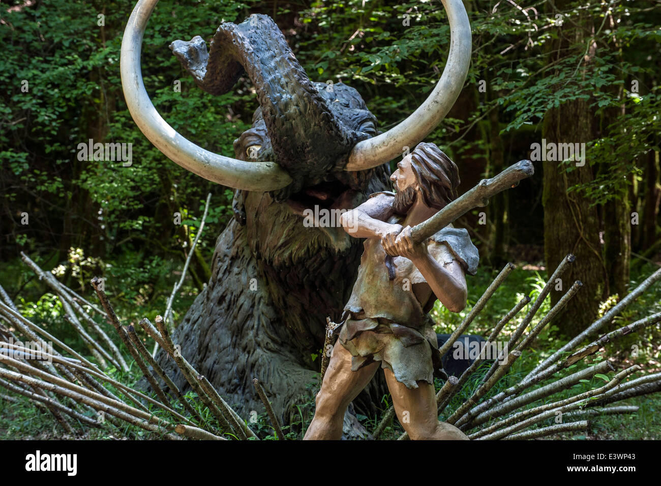 Neandertaler Jäger töten gefangen prähistorischen Mammut Prehisto Parc, Tursac, Périgord, Dordogne, Frankreich Stockfoto