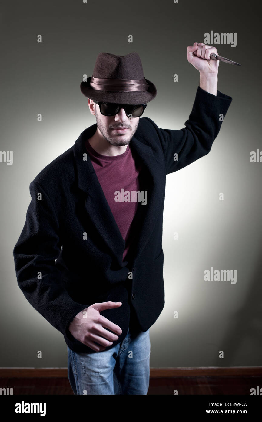 Killer mit einem Messer zum Angriff bereit Stockfoto