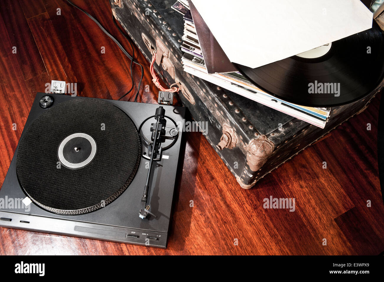 Drehscheibe im Stock und alte Vinyl-Schallplatten auf einem Baumstamm Stockfoto