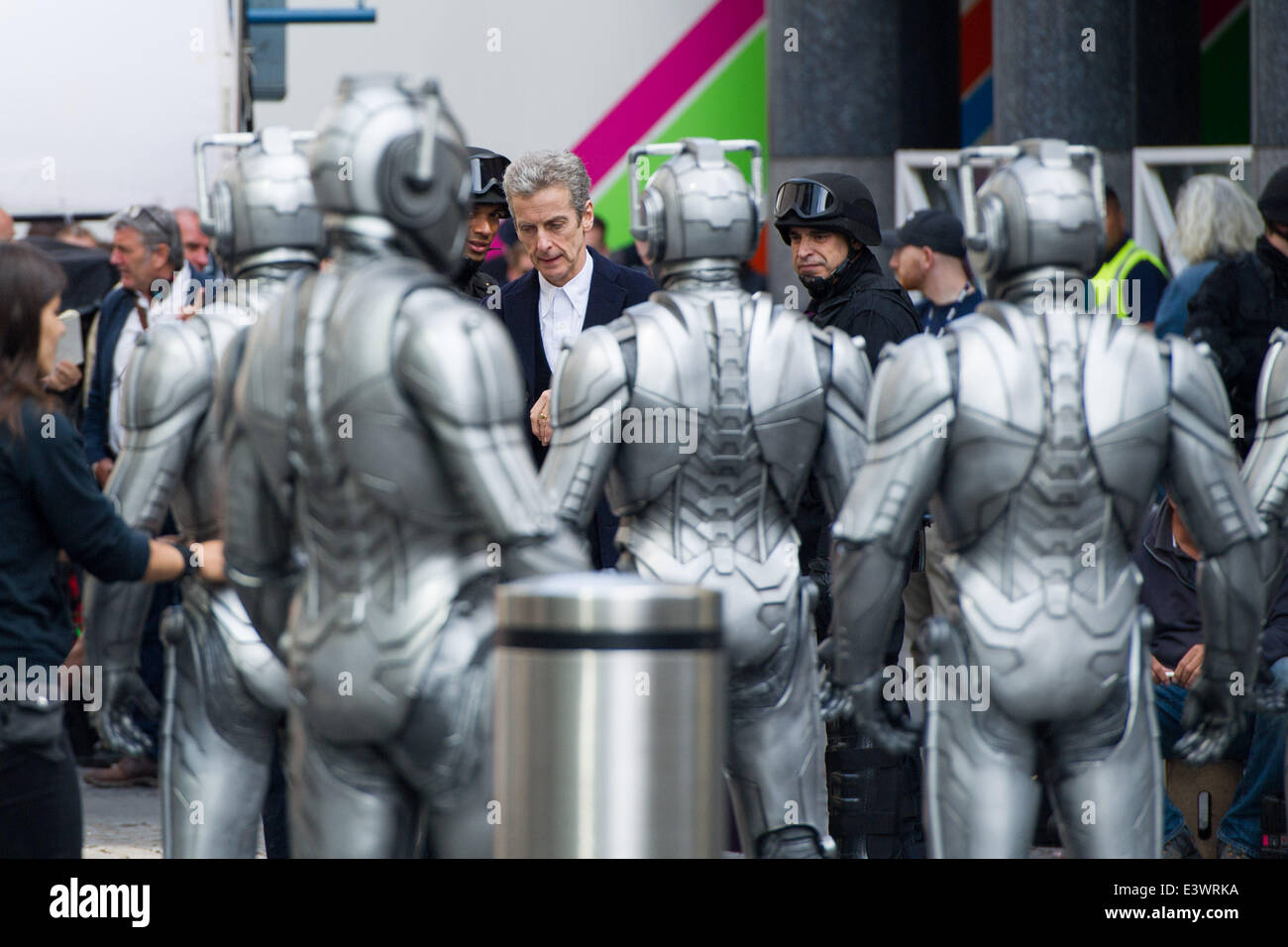 Cardiff, UK. 30. Juni 2014. Die Besetzung von BBC Doctor Who sind Dreharbeiten im Stadtzentrum von Cardiff entdeckt. Der Arzt (Peter Capaldi) galt ab gegen die Cybermen mit Einheit Soldaten und Schauspielerin Michelle Gomez stehen. Das Foto zeigt den Doktor (Peter Capaldi) die Menschen ermutigen, Weg von der Cybermen zurück. Bildnachweis: Polly Thomas/Alamy Live-Nachrichten Stockfoto