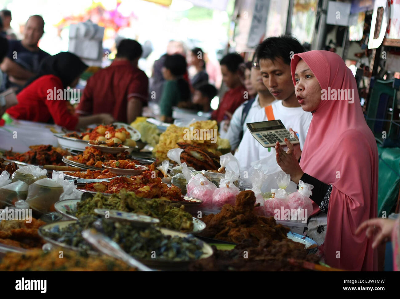 Zentral-Jakarta, Jakarta, Indonesien. 14. Februar 2013. Imbissstände an sie shop für Mahlzeiten in Bendungan Hilir Straße ihr Fasten zu brechen. Muslime auf der ganzen Welt beobachten Ramadan der heiligste Monat im islamischen Kalender. Muslime unterlassen, Essen, trinken und Rauchen von Sonnenaufgang bis Sonnenuntergang. © Afriadi Hikmal/ZUMA Wire/ZUMAPRESS.com/Alamy Live-Nachrichten Stockfoto