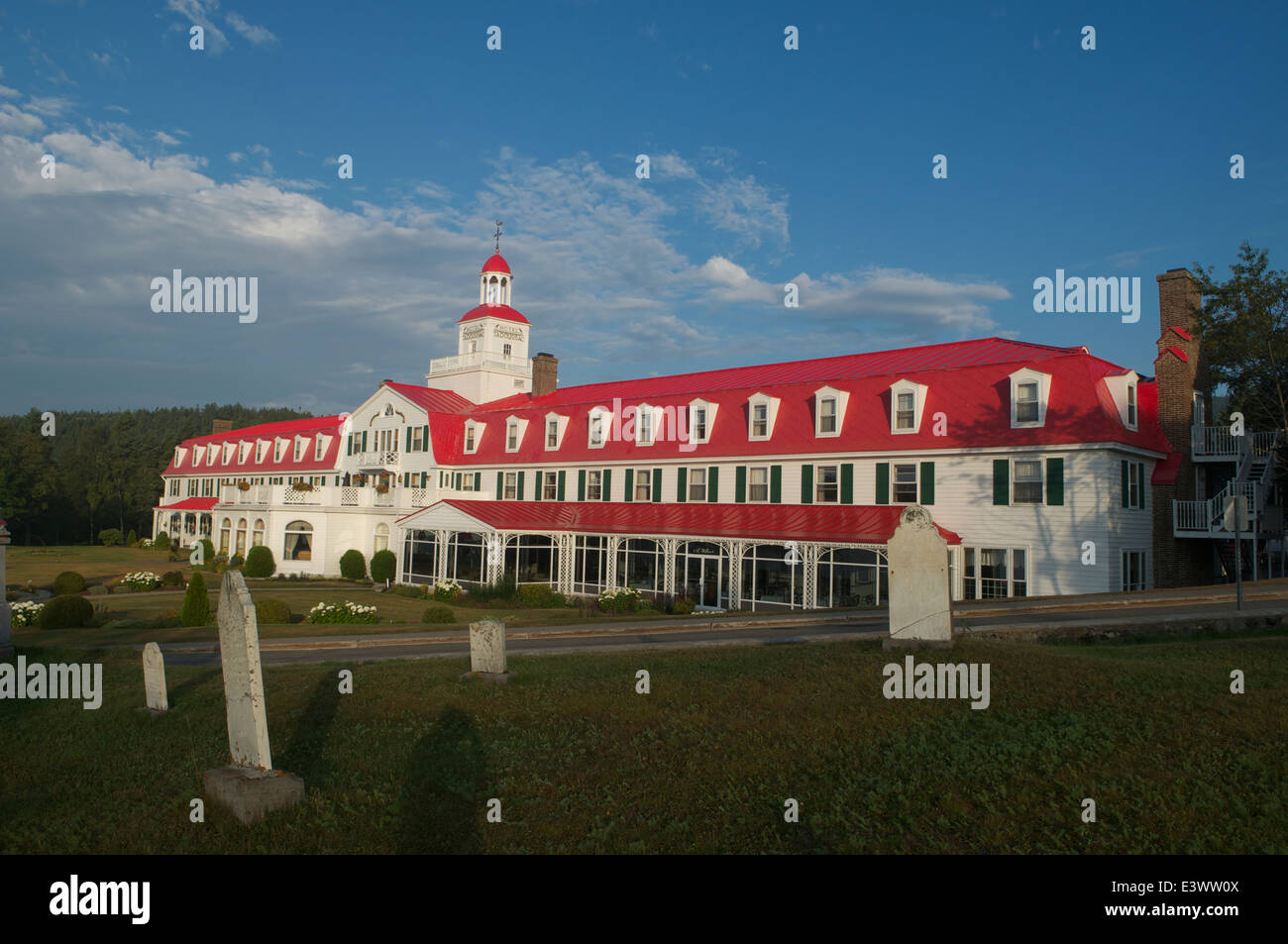 Das Hotel Tadoussac, dating von 1864, mit Blick auf die Tadoussac Bucht von St. Lawrence Fluss in Québec, Kanada. Stockfoto