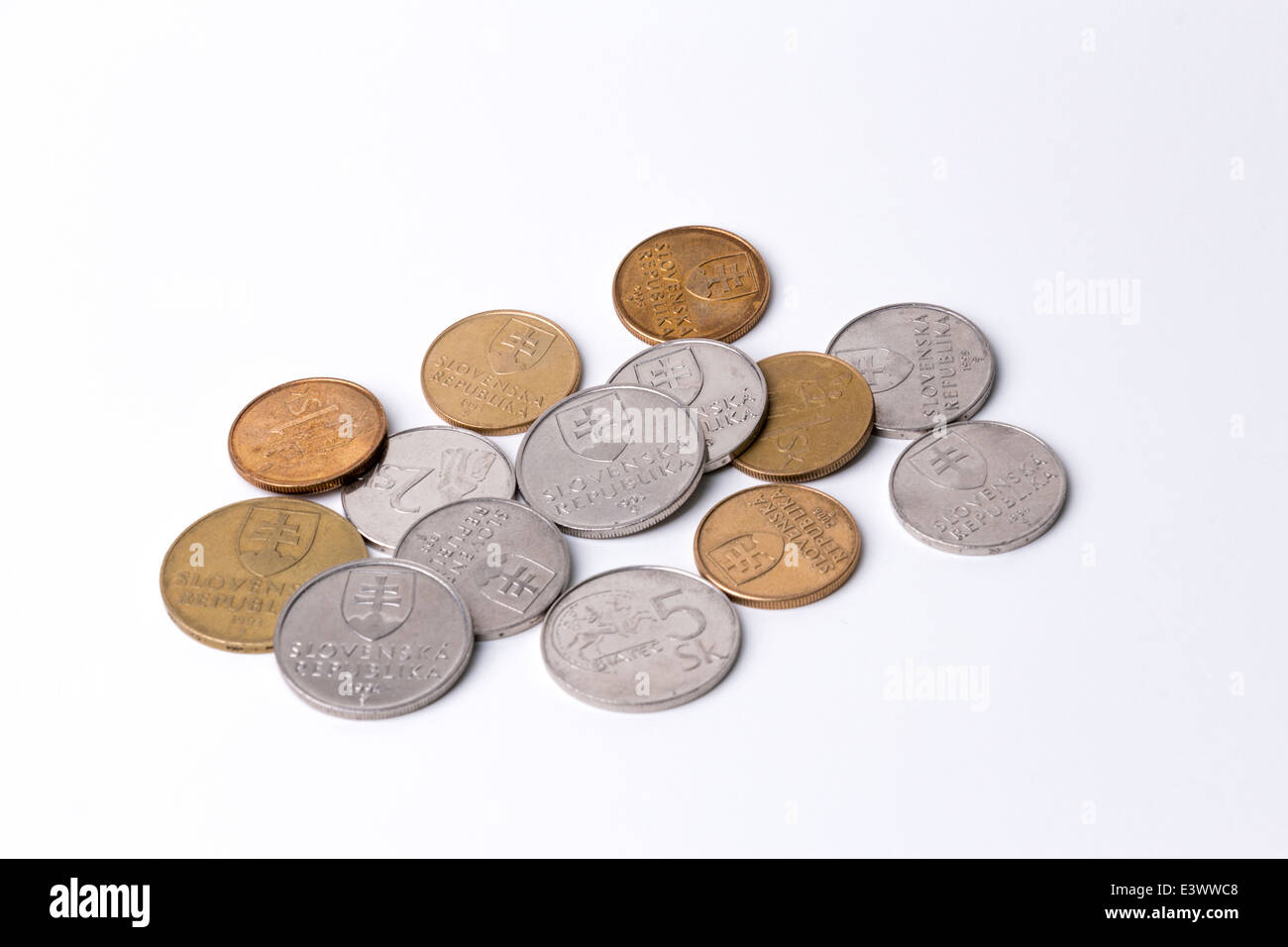 Slowakische Kronen Münzen auf einem weißen Hintergrund, Studio, isoliert Stockfoto