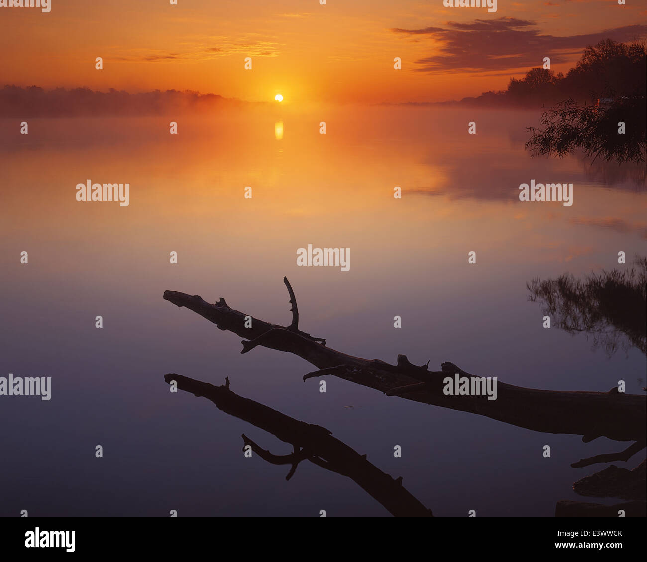 USA, Missouri, in der Nähe von St. Charles bei Sonnenaufgang auf dem Mississippi Stockfoto