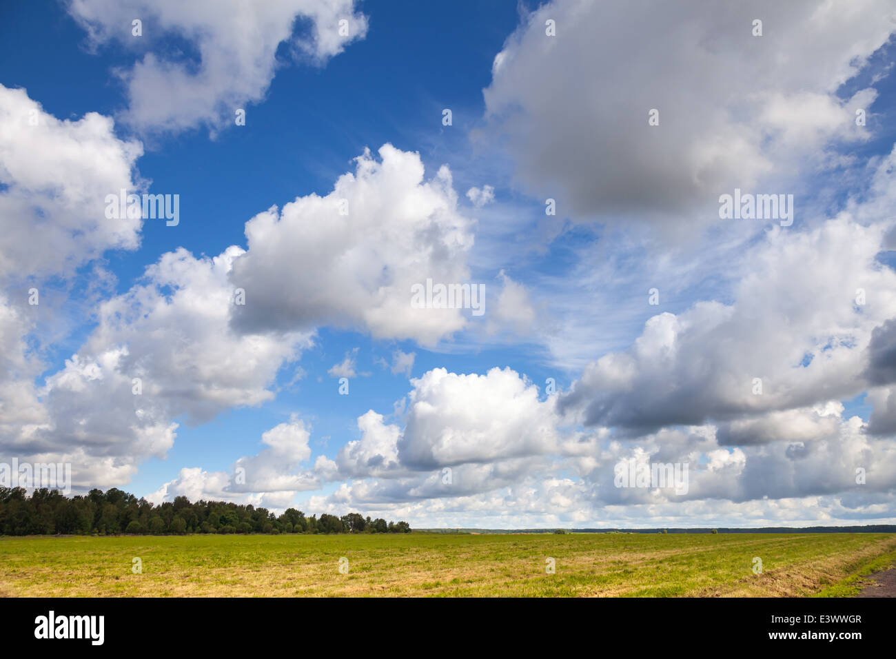 Leere Landschaft mit dramatischen Wolkenhimmel Stockfoto