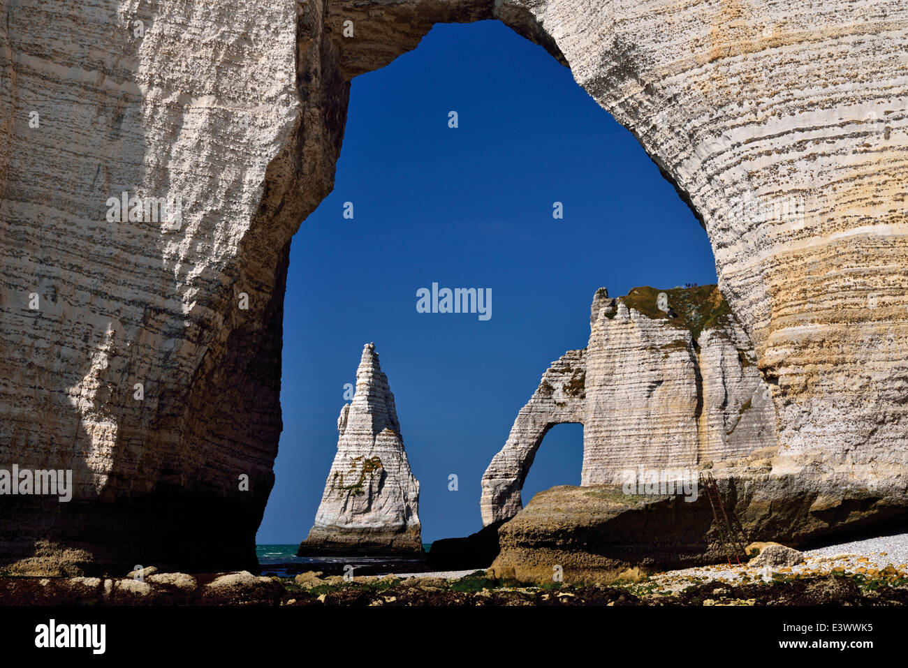 Frankreich, Normandie: Rock-Bogen mit Blick auf die Kreidefelsen von Etretat Stockfoto