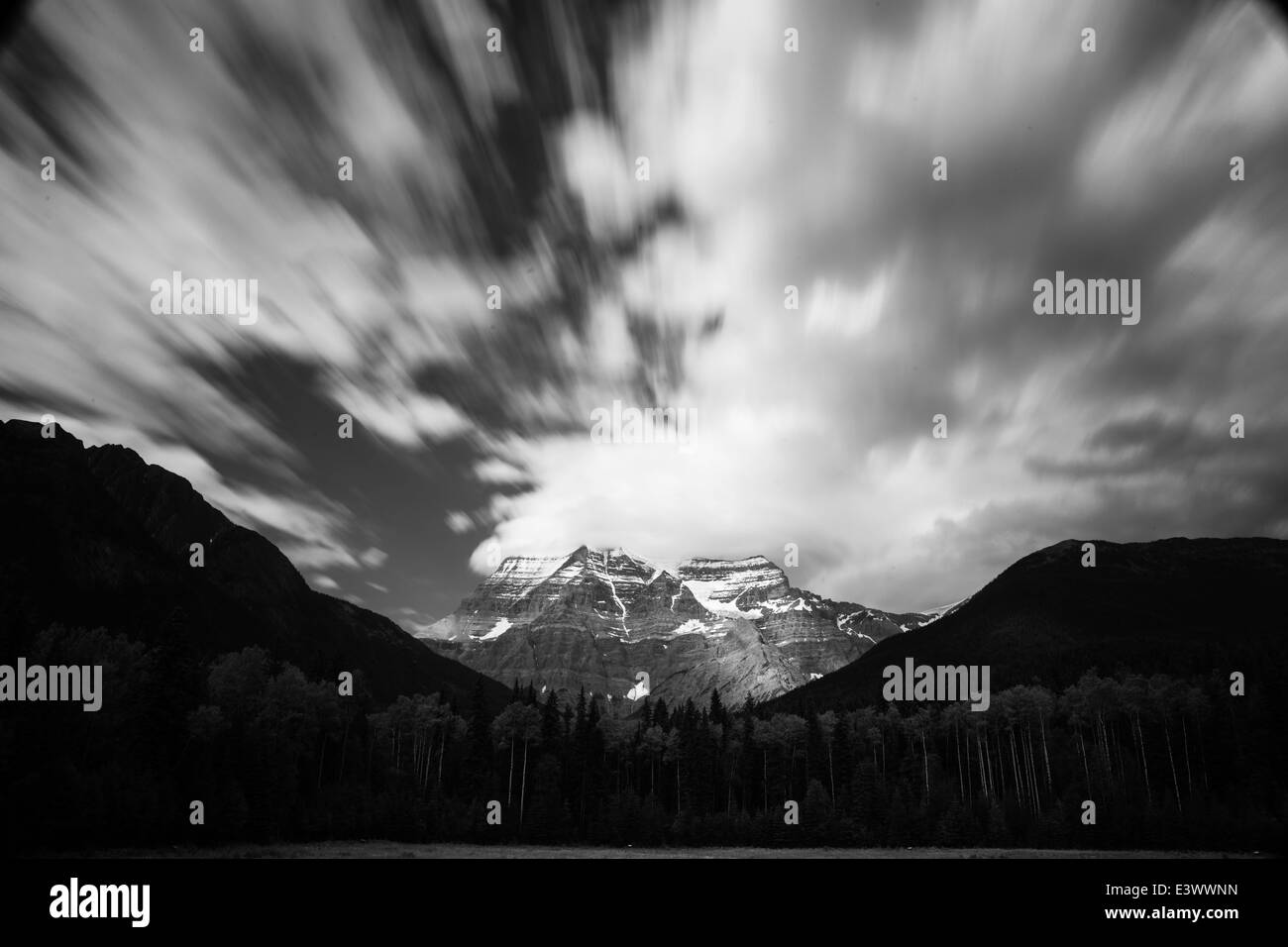 Berge und Wolken Mt Robson Stockfoto