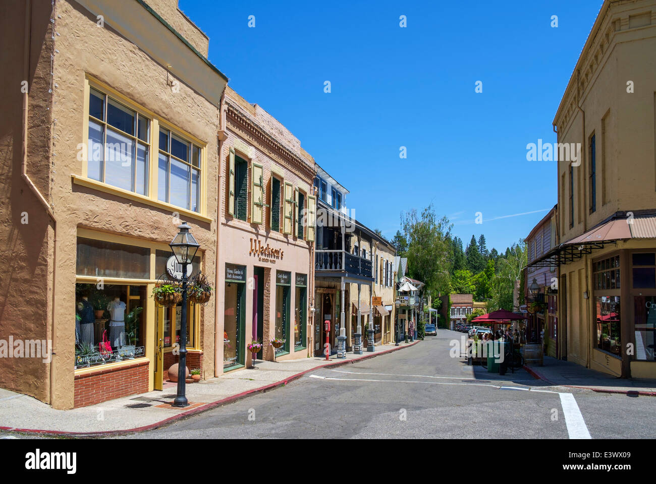 Einkaufsstraße in der alten Goldgräberstadt Nevada City, Gold Land im Norden, Kalifornien, USA Stockfoto