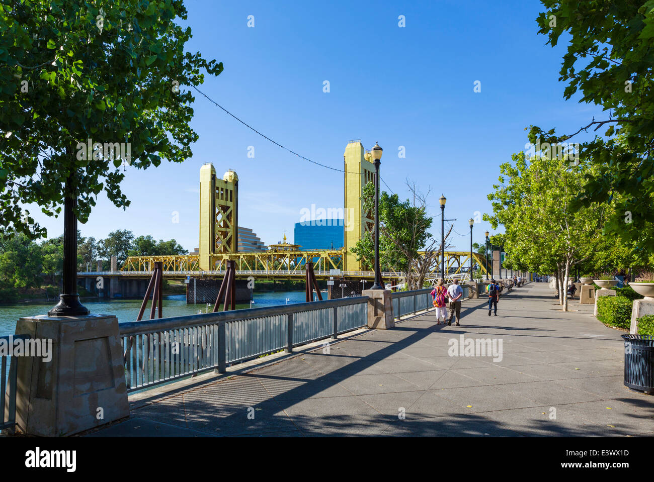 Die Uferpromenade entlang des Sacramento River mit Blick auf die Tower Bridge und Old Sacramento, Sacramento, Kalifornien, USA Stockfoto