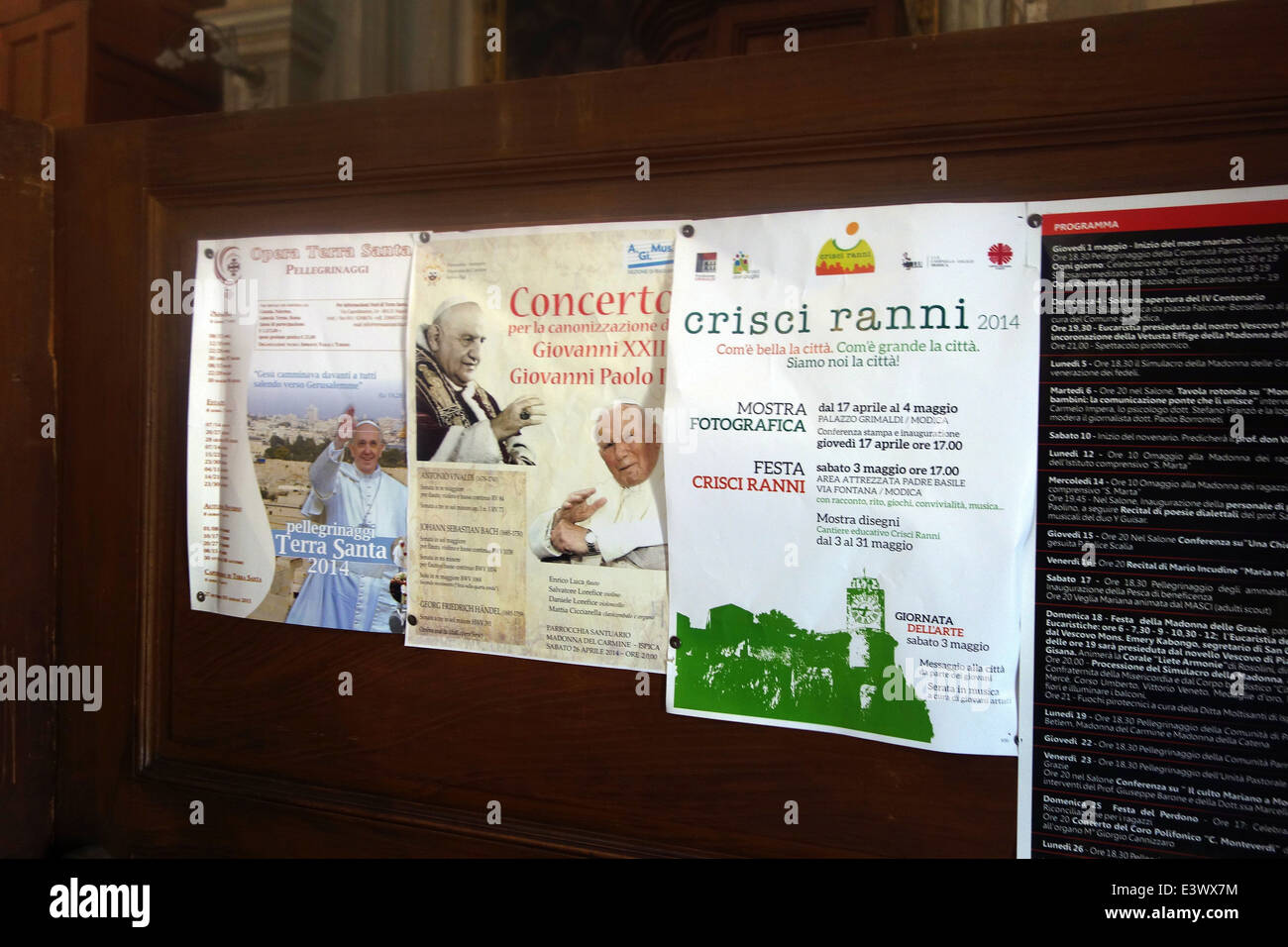 Kommunikation in Aktion-Papst Francis Nachrichten erreichen die Kongregation der Kathedrale von San Giorgio, Modica Stockfoto
