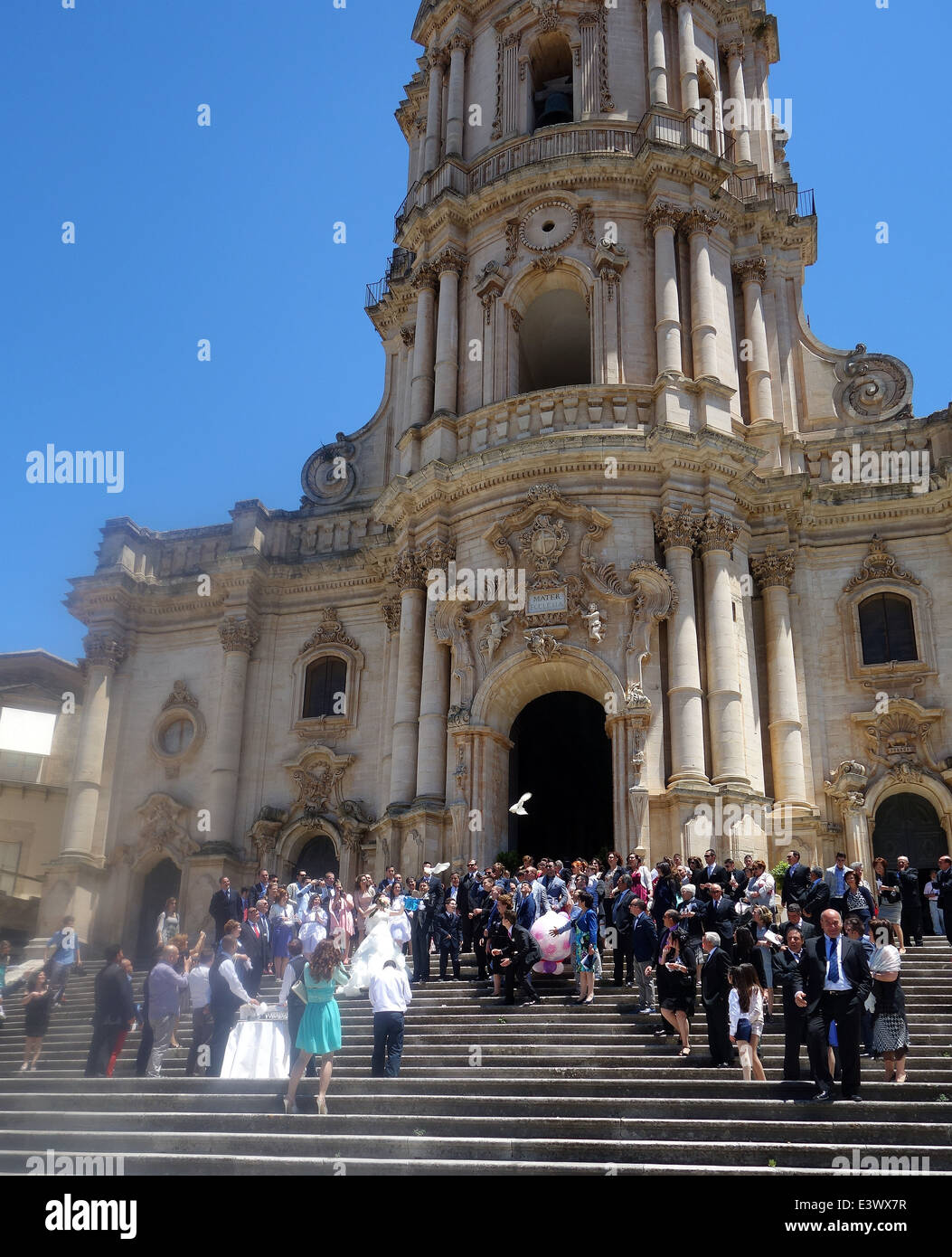 Hochzeit Tauben veröffentlicht auf den Stufen der Kathedrale von San Giorgio Modica, das glückliche Paar zu feiern Stockfoto