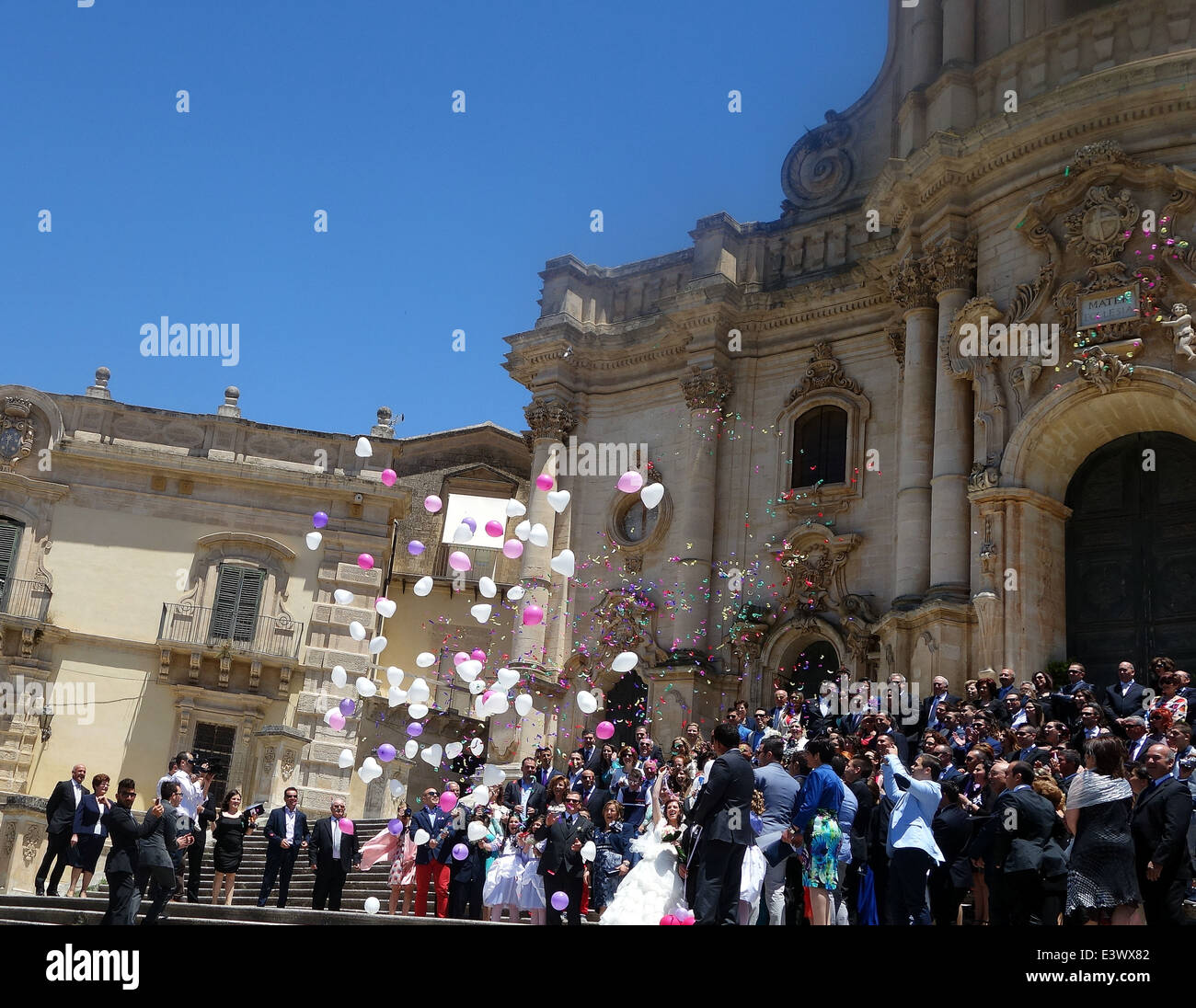 Große Hochzeit am Dom San Giorgio, Modica mit Tauben & Ballons Stockfoto
