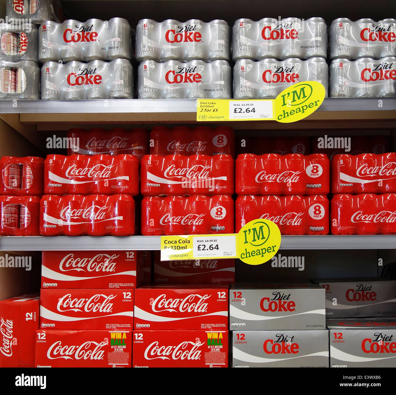 Coca Cola-Dosen in eine britische Supermarktkette Stockfoto