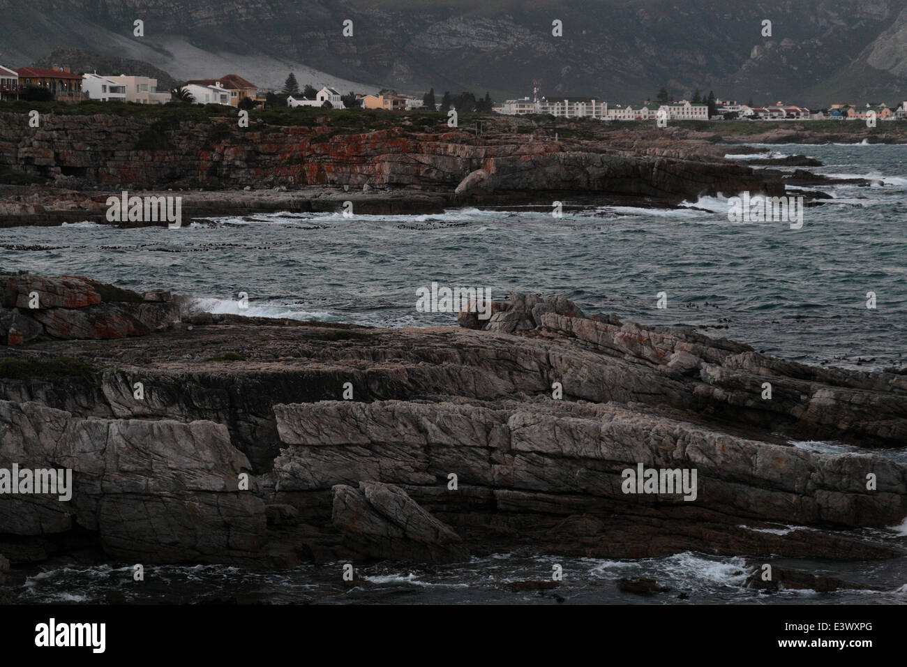 Strand-Häuser auf den Klippen von Hermanus, Südafrika Stockfoto