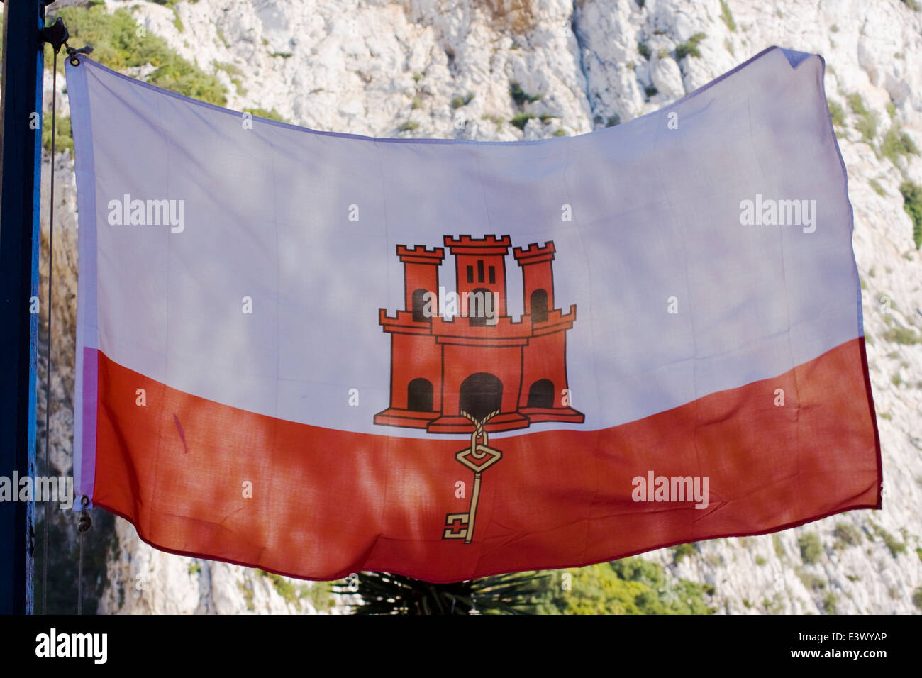 Gibraltar-Flagge im Bild gegen den Fels Stockfoto